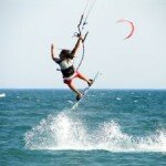 Kitesurfing - auch bei flachem Wasser sind spektakuläre Jumps möglich. Quelle: sxc.hu Kitesurfing - auch bei flachem Wasser sind spektakuläre Jumps möglich. Quelle: sxc.hu