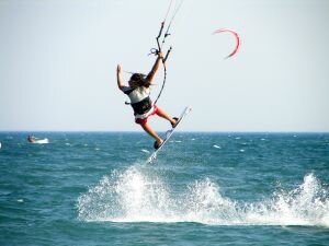 Kitesurfing - auch bei flachem Wasser sind spektakuläre Jumps möglich. Quelle: sxc.hu Kitesurfing - auch bei flachem Wasser sind spektakuläre Jumps möglich. Quelle: sxc.hu