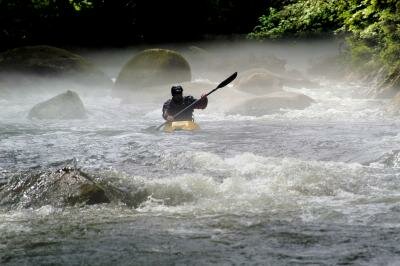 Kanute im Morgennebel